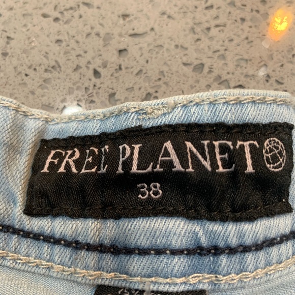 Free Planet Men’s Shorts - Picture 4 of 9